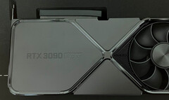 NVIDIA aurait distingué la RTX 3090 SUPER avec un design entièrement noir. (Source de l&#039;image : @KittyYYuko)