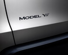Le logo de la Model Y L laisse entrevoir trois rangées de sièges. (Source de l'image : Tesla)