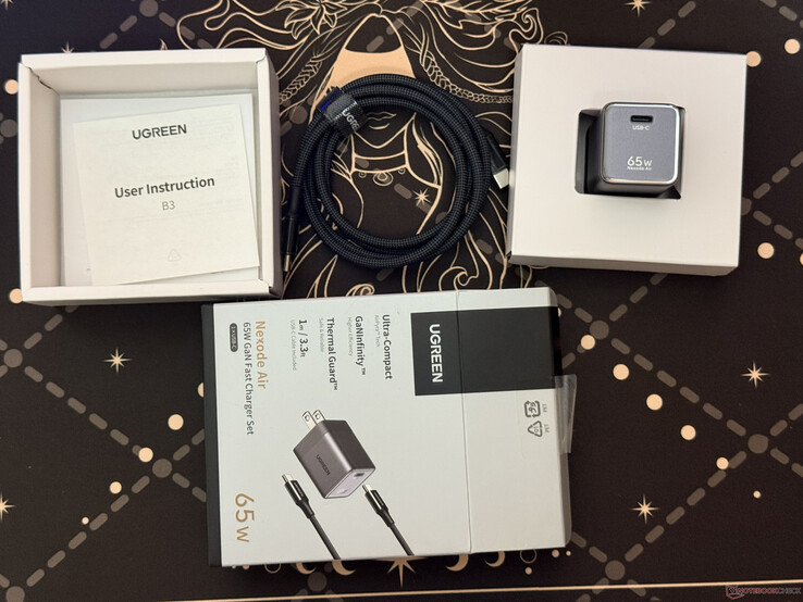 Tous les éléments contenus dans la boîte du chargeur Ugreen Nexode Air 65 W