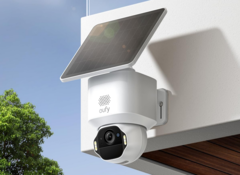 La Anker Eufy SoloCam E42 (photo) peut enregistrer en continu si elle est alimentée par un câble et prend en charge le chargement solaire grâce au panneau amovible SolarPlus 2.0 d'Eufy. (Source : Amazon/Anker)