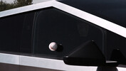 Tesla a utilisé une balle de baseball pour recréer le test qui a vu Franz von Holzhausen briser la vitre du Cybertruck lors de la première présentation. (Source de l'image : Tesla)