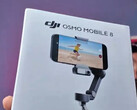 L'emballage de l'Osmo Mobile 8 conserve le design simple des précédentes caméras à cardan pour smartphone de DJI. (Source : Camera Joint)