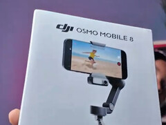 L&#039;emballage de l&#039;Osmo Mobile 8 conserve le design simple des précédentes caméras à cardan pour smartphone de DJI. (Source : Camera Joint)