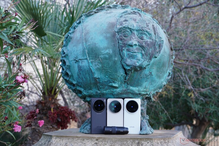 Les années 2024 et 2025 ont vu la sortie de trois générations de produits phares de Vivo : le Vivo X100 Pro (à gauche), le Vivo X200 Ultra (à droite) et le Vivo X300 Pro (au centre).