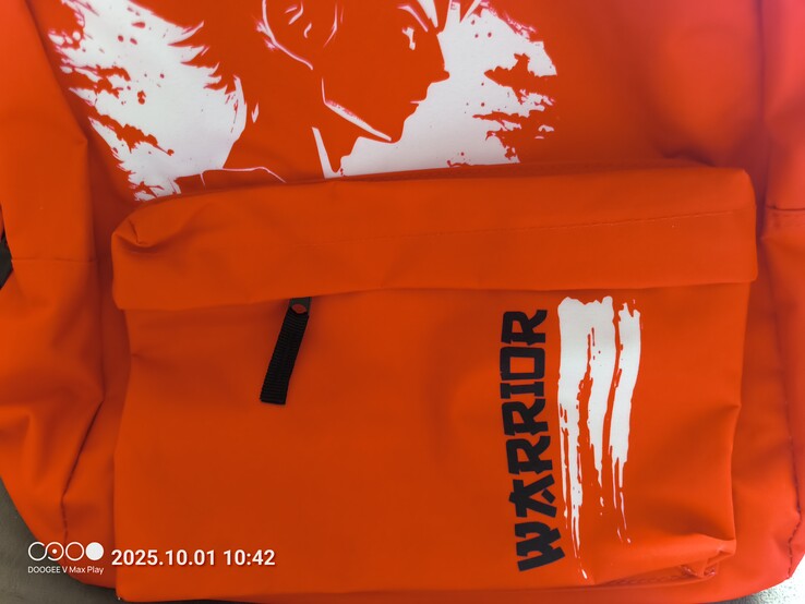 Le sac à dos de couleur rouge parfait (C51111) apparaît en orange (Source de l'image : Sergey Tarasov - Notebookcheck)