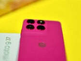Le châssis du Moto G37 est élégant, mais la qualité de fabrication n’est pas parfaite.