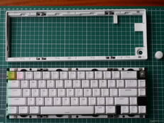 Pour démonter le Lemokey P2 HE, il suffit d'enlever le bouton et de retirer le boîtier supérieur