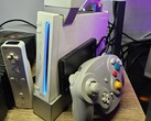 Une Nintendo Wii modifiée, avec une manette GameCube à côté