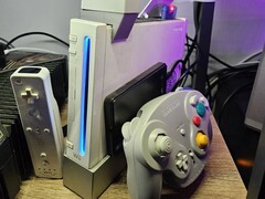 Une Nintendo Wii modifiée, avec une manette GameCube à côté