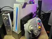 Une Nintendo Wii modifiée, avec une manette GameCube à côté