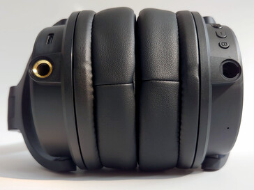 Port USB et prise jack 6,35 mm sur l'écouteur gauche, prise jack 3,5 mm sur l'écouteur droit. (Source de l'image : Notebookcheck)