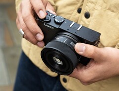 Le dernier objectif plein format de Panasonic est particulièrement compact.