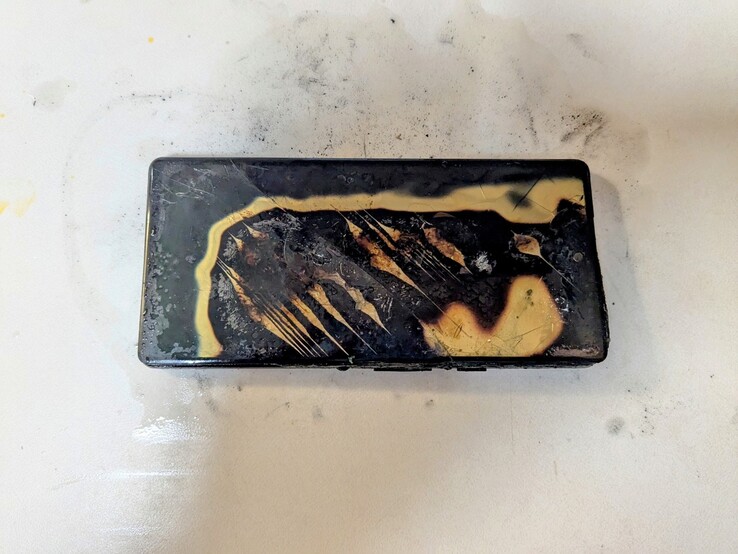 Un Google Pixel 6a brûlé et fondu après que la batterie a surchauffé et pris feu. (Source de l'image : utilisateur Reddit u/zaliver)