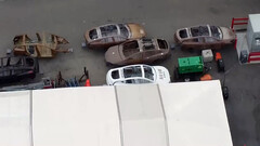 Tesla a dispersé dans l'usine de Fremont d'intrigantes carrosseries de véhicules neufs. (Source de l'image : TslaChan/X)