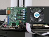 L'absence du connecteur d'alimentation indique des besoins en énergie et des performances faibles. (Image Source : Glenfly)