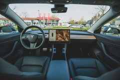 La conduite autonome intégrale de Tesla est une option de 8 000 dollars à l'achat d'un véhicule, avec un abonnement ultérieur de 99 dollars par mois. (Source de l'image : Bram Van Oost)