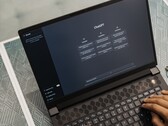 Des mains tapant sur le clavier d'un ordinateur portable, avec la page d'accueil de ChatGPT à l'écran