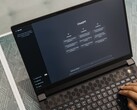 Des mains tapant sur le clavier d'un ordinateur portable, avec la page d'accueil de ChatGPT à l'écran