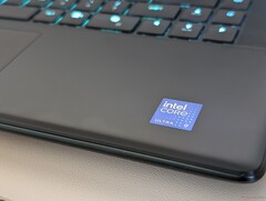 Le nouveau processeur Arrow Lake monte d'un cran avec des fréquences d'horloge plus rapides, ce qui se traduit par des températures de cœur nettement plus chaudes, jusqu'à trois chiffres