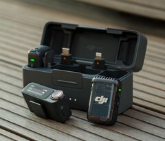 Le DJI Mic 2 est disponible en combo avec un étui de chargement et un récepteur de microphone de rechange. (Source de l'image : DJI)