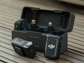 Le DJI Mic 2 est disponible en combo avec un étui de chargement et un récepteur de microphone de rechange. (Source de l'image : DJI)