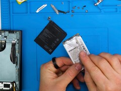 Galaxy La batterie du Z TriFold et la batterie au silicium-carbone de Honor(en noir) avec un Z TriFold Galaxy déchiré sur la gauche.