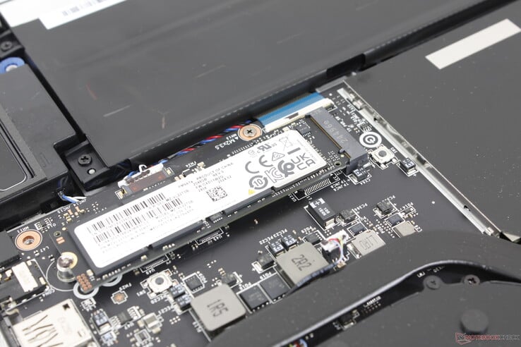 SSD primaire M.2 PCIe4 x4 sans répartiteur de chaleur inclus