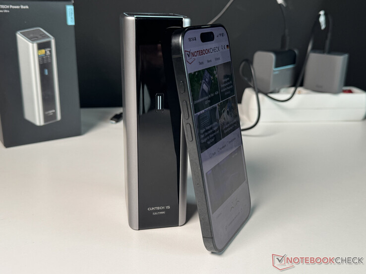 Comparaison de la taille du Cuktech 15 Ultra avec celle de l'iPhone 16 Pro