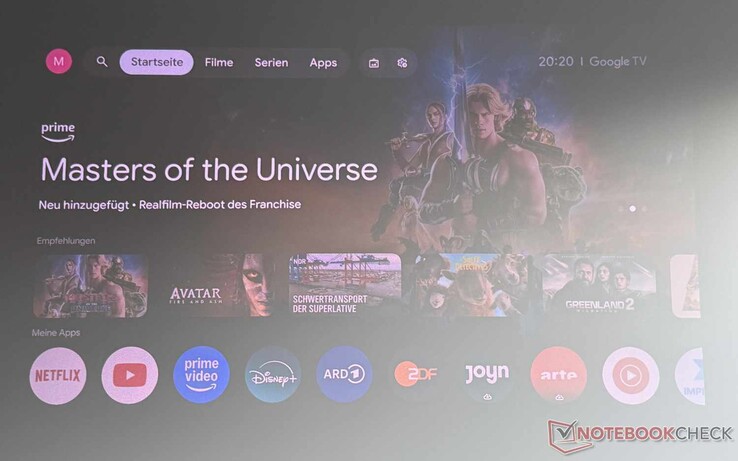 Interface Google TV de l'Etoe Dolphin 2 (pièce légèrement tamisée avec une fenêtre à droite, écran à fort contraste)