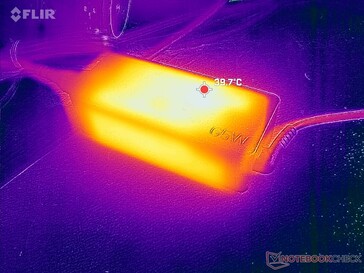 L'adaptateur CA atteint 40°C lorsqu'il est soumis à des charges élevées