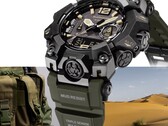 Gros plan sur la Casio G-Shock Mudmaster GWG-B1000-1A3 mettant en valeur son boîtier noir, ses accents de cadran beige, son bracelet vert olive, ses protections robustes et la mention « Triple Sensor », le tout sur fond d’équipement militaire et de paysage désertique.
