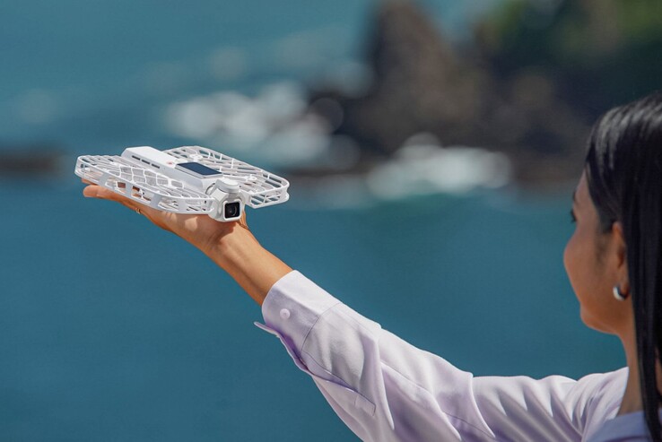 Le Hoverair Versa se fixe à la base de son drone Flight Kit à l'aide du support MagLatch.