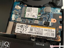 Le SSD est situé sous un couvercle supplémentaire (fixé par des vis).