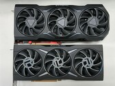 Une carte RX 7900 (en haut) à côté d'un GPU RDNA 2 RX 6950 XT. (Source : @9550pro sur Twitter)