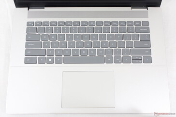 Le clavier reste identique au modèle de l'année dernière, tandis que le pavé tactile a fait l'objet de quelques mises à jour visuelles