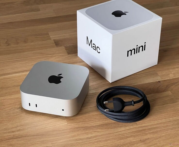 Apple Mac mini de bureau présenté avec sa boîte et son câble d'alimentation (Source : Notebookcheck)
