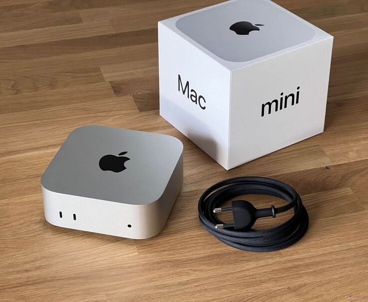 Apple Mac mini de bureau présenté avec sa boîte et son câble d'alimentation (Source : Notebookcheck)