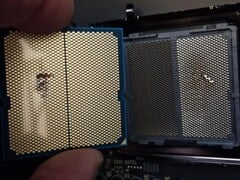 Un processeur Ryzen 9 9950X3D endommagé, associé à une carte mère ASRock. (Source de l'image : I_fliu sur Reddit)