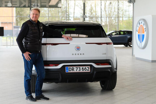 Henrik Fisker, PDG de Fisker, a livré le premier modèle de production Ocean au Fisker Center+ de Copenhague. (Source de l'image : Fisker)