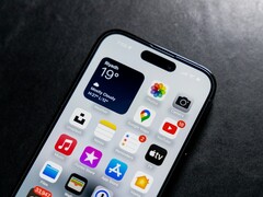 Selon une fuite, la série 18 de l&#039;iPhone n&#039;aura pas de FaceID et d&#039;appareil photo sous l&#039;écran. (Source de l&#039;image : Omar Al-Ghosson via Unsplash)