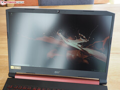Utilisation de l'Acer Nitro 5 avec des reflets sur l'écran.