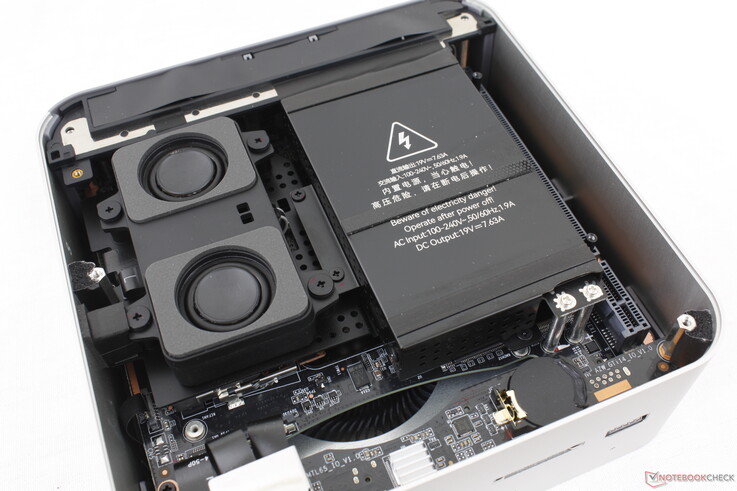 L'accès aux deux emplacements SODIMM et aux deux emplacements M.2 2280 SSD nécessite un démontage supplémentaire