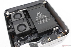 Le GTI15 Ultra est l'un des rares mini-PC dotés de haut-parleurs intégrés, de micros intégrés et d'un bloc d'alimentation intégré (Image source : Notebookcheck)