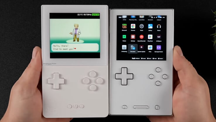 Ayaneo Pocket Vert (à droite) côte à côte avec Analogue Pocket, un ordinateur de poche FGPA supportant jusqu'à la GBA avec la même résolution d'écran. (Crédit photo : ETA PRIME)
