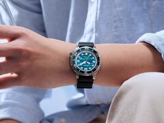 Le BN0167-09W est doté d'un boîtier en acier inoxydable de 44 mm, ce qui lui confère une présence plus traditionnelle de montre de plongée au poignet.