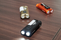 La lampe UC3A d'Acebeam, disponible en trois couleurs différentes.