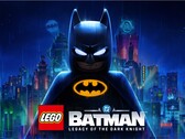 LEGO Batman, vêtu de sa tenue classique, se tient debout devant la silhouette de Gotham City, baignée par la pluie.