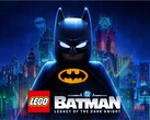 LEGO Batman, vêtu de sa tenue classique, se tient debout devant la silhouette de Gotham City, baignée par la pluie.