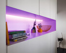 La bande lumineuse Philips Hue Solo 5m semble être moins chère que l'ancienne bande lumineuse Lightstrip Plus (ci-dessus). (Source : Philips Hue)
