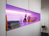 La bande lumineuse Philips Hue Solo 5m semble être moins chère que l'ancienne bande lumineuse Lightstrip Plus (ci-dessus). (Source : Philips Hue)